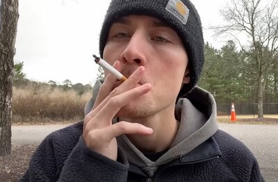 Лечение зависимости от табакокурения в Железнодорожном Мужчина с сигаретой делает затяжку