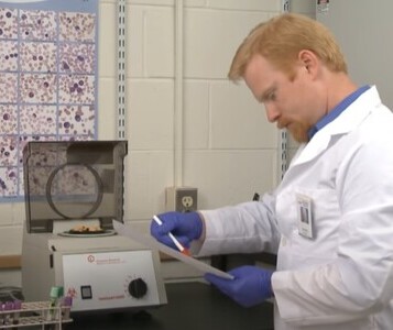 Клиника лечения наркозависимости в Железнодорожном Врач в кабинете клиники