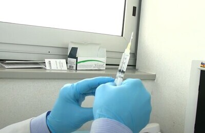 Проведение кодирования Вивитролом в Железнодорожном Шприц с Вивитролом в руках у врача